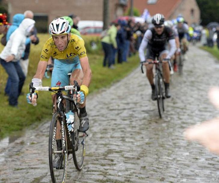 Nibali sul pav davanti Cancellara (Bettini)